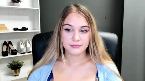Snapshot of playgirl_valeria chatting on 07.25.26 Valeria online show from 07.25.26