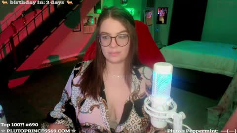 Snapshot of plutoprincess69 chatting on 12.04.24 Pluto Princess online show from 12.04.24