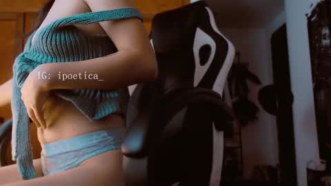 Snapshot of poeeticaa_ chatting on 02.11.25 IG ipoetica online show from 02.11.25