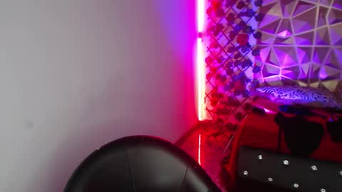 Snapshot of poison_doll2 chatting on 11.13.25 poison_doll2 online show from 11.13.25