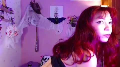 Snapshot of poison_liv chatting on 10.10.25 poison_liv online show from 10.10.25