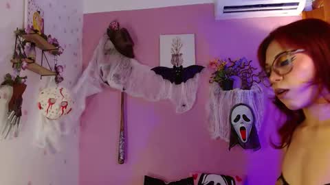 Snapshot of poison_liv chatting on 10.12.25 poison_liv online show from 10.12.25