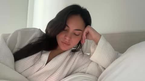 Snapshot of pollyyypocket chatting on 12.14.25 Polly Pocket online show from 12.14.25