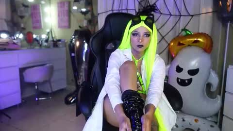 Snapshot of polvodeestrellas_ chatting on 10.29.25  - Help me Reach 100 thumbs up  online show from 10.29.25