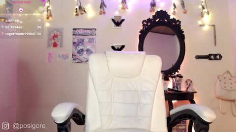 Snapshot of posigore chatting on 12.19.24 Anna Goth independient model online show from 12.19.24