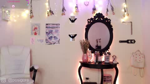 Snapshot of posigore chatting on 12.20.24 Anna Goth independient model online show from 12.20.24