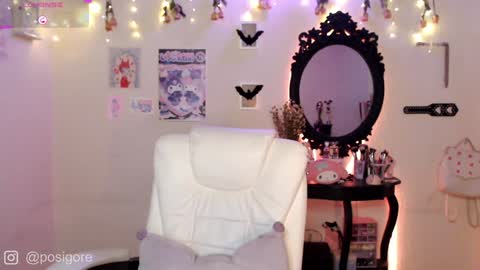 Snapshot of posigore chatting on 12.23.24 Anna Goth independient model online show from 12.23.24