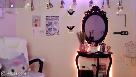 Snapshot of posigore chatting on 12.24.24 Anna Goth independient model online show from 12.24.24