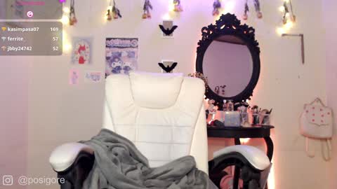 Snapshot of posigore chatting on 01.15.25 Anna Goth independient model online show from 01.15.25