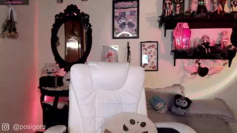Snapshot of posigore chatting on 02.15.25 Anna Goth independient model online show from 02.15.25