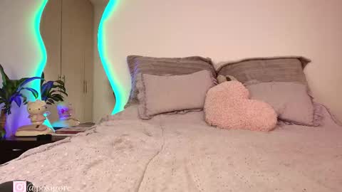 Snapshot of posigore chatting on 10.30.25 Anna Goth independient model online show from 10.30.25