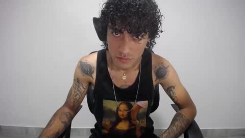 Snapshot of present_the_magic chatting on 02.09.25 Plux online show from 02.09.25
