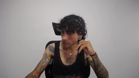Snapshot of present_the_magic chatting on 02.11.25 Plux online show from 02.11.25