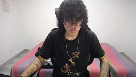 Snapshot of present_the_magic chatting on 09.23.25 Plux online show from 09.23.25