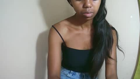 Snapshot of prettiethalia chatting on 10.18.25 prettiethalia online show from 10.18.25