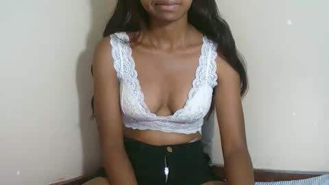 Snapshot of prettiethalia chatting on 10.20.25 prettiethalia online show from 10.20.25