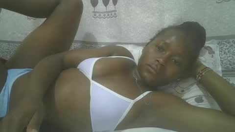 Snapshot of pretty_abella chatting on 02.10.25 abella online show from 02.10.25