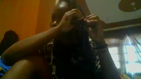 Snapshot of pretty_abella chatting on 10.25.25 abella online show from 10.25.25