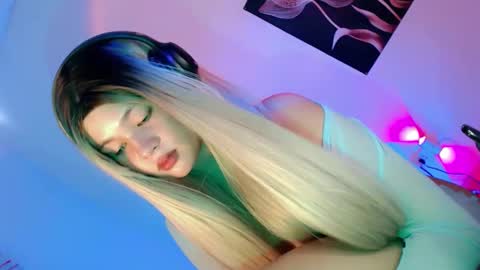 Snapshot of pretty_little_baby28 chatting on 10.02.25 Flor online show from 10.02.25