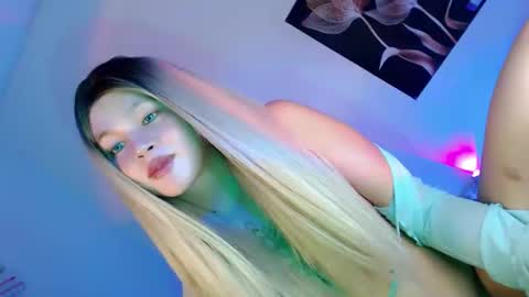 Snapshot of pretty_little_baby28 chatting on 10.07.25 Flor online show from 10.07.25