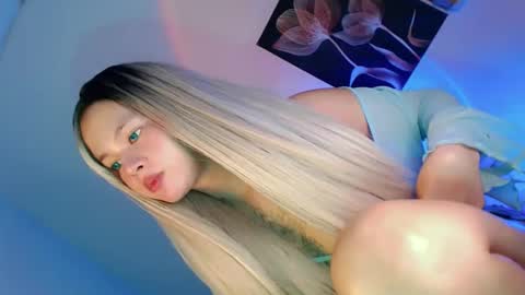 Snapshot of pretty_little_baby28 chatting on 10.20.25 Flor online show from 10.20.25