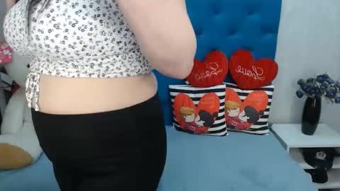 Snapshot of pretty_malika chatting on 02.14.25 pretty_malika online show from 02.14.25