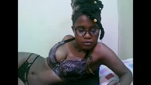 Snapshot of pretty_mellan chatting on 01.22.25 pretty_mellan online show from 01.22.25