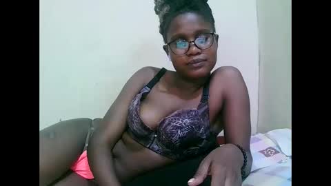 Snapshot of pretty_mellan chatting on 01.24.25 pretty_mellan online show from 01.24.25