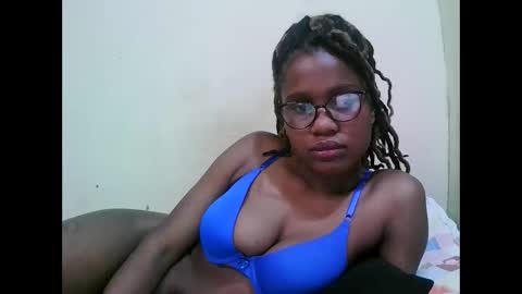 Snapshot of pretty_mellan chatting on 02.13.25 pretty_mellan online show from 02.13.25