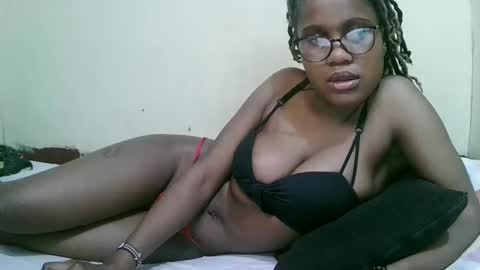 Snapshot of pretty_mellan chatting on 02.15.25 pretty_mellan online show from 02.15.25