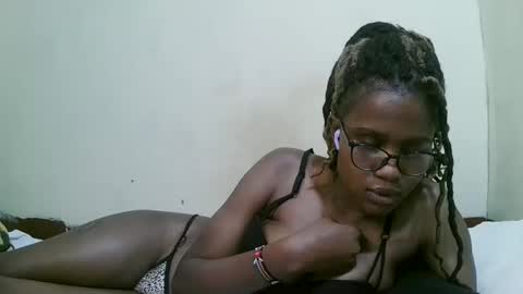 Snapshot of pretty_mellan chatting on 02.16.25 pretty_mellan online show from 02.16.25
