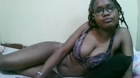Snapshot of pretty_mellan chatting on 02.17.25 pretty_mellan online show from 02.17.25
