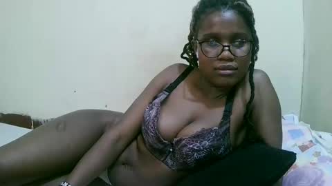 Snapshot of pretty_mellan chatting on 02.17.25 pretty_mellan online show from 02.17.25