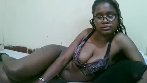Snapshot of pretty_mellan chatting on 02.17.25 pretty_mellan online show from 02.17.25