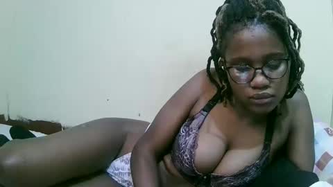 Snapshot of pretty_mellan chatting on 02.18.25 pretty_mellan online show from 02.18.25