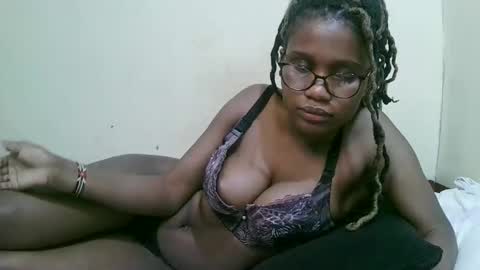 Snapshot of pretty_mellan chatting on 02.19.25 pretty_mellan online show from 02.19.25