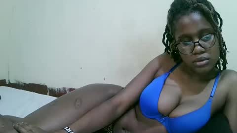 Snapshot of pretty_mellan chatting on 02.24.25 pretty_mellan online show from 02.24.25