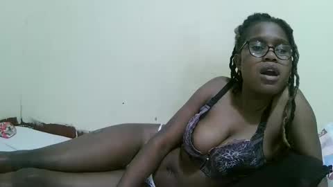 Snapshot of pretty_mellan chatting on 02.27.25 pretty_mellan online show from 02.27.25