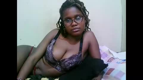 Snapshot of pretty_mellan chatting on 03.05.25 pretty_mellan online show from 03.05.25