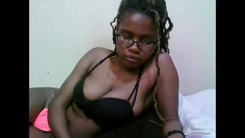 Snapshot of pretty_mellan chatting on 03.08.25 pretty_mellan online show from 03.08.25