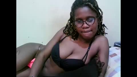 Snapshot of pretty_mellan chatting on 03.08.25 pretty_mellan online show from 03.08.25