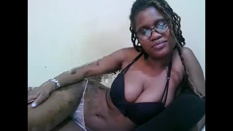Snapshot of pretty_mellan chatting on 03.11.25 pretty_mellan online show from 03.11.25