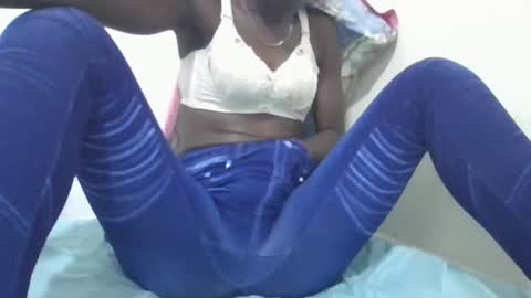 Snapshot of pretty_petite_ebony chatting on 12.16.24 pretty_petite_ebony online show from 12.16.24