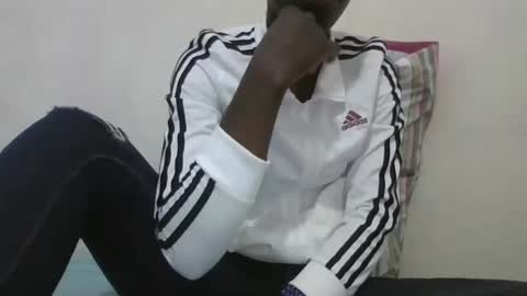Snapshot of pretty_petite_ebony chatting on 12.17.24 pretty_petite_ebony online show from 12.17.24