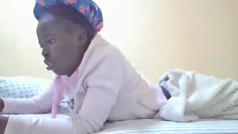 Snapshot of pretty_petite_ebony chatting on 12.25.24 pretty_petite_ebony online show from 12.25.24