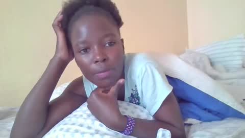 Snapshot of pretty_petite_ebony chatting on 01.01.25 pretty_petite_ebony online show from 01.01.25