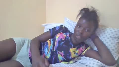 Snapshot of pretty_petite_ebony chatting on 01.06.25 pretty_petite_ebony online show from 01.06.25