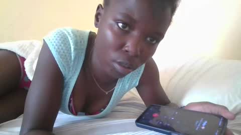 Snapshot of pretty_petite_ebony chatting on 01.08.25 pretty_petite_ebony online show from 01.08.25