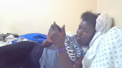 Snapshot of pretty_petite_ebony chatting on 01.11.25 pretty_petite_ebony online show from 01.11.25