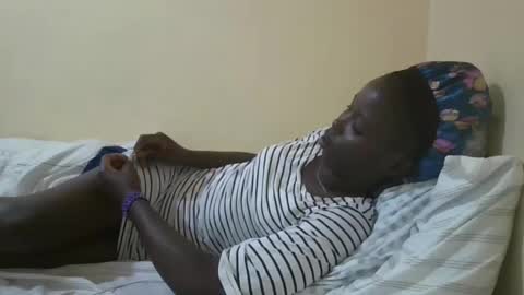 Snapshot of pretty_petite_ebony chatting on 01.12.25 pretty_petite_ebony online show from 01.12.25